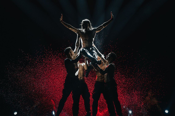 Шоу под дождем «Признание в любви»