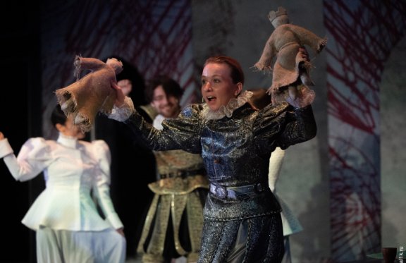 Театр леси украинки 101 страсть или мелочи жизни. Театральный автор. Книга театр. Сцена московского театра эрмитаж. Театральный автор.