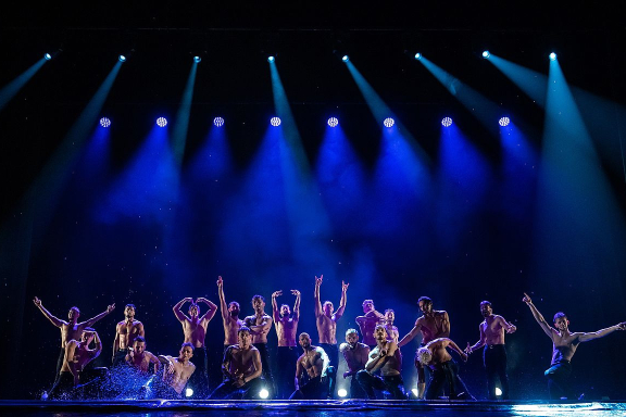 Шоу под дождем «Признание в любви»