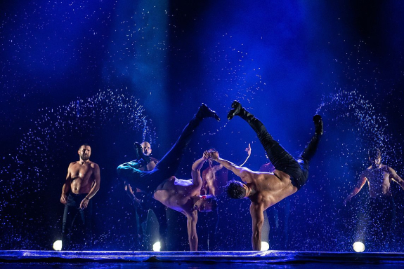 Шоу под дождем «Признание в любви»