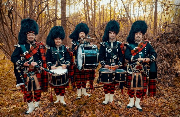 Рок-хиты на шотландских волынках в исполнении оркестра "City Pipes"