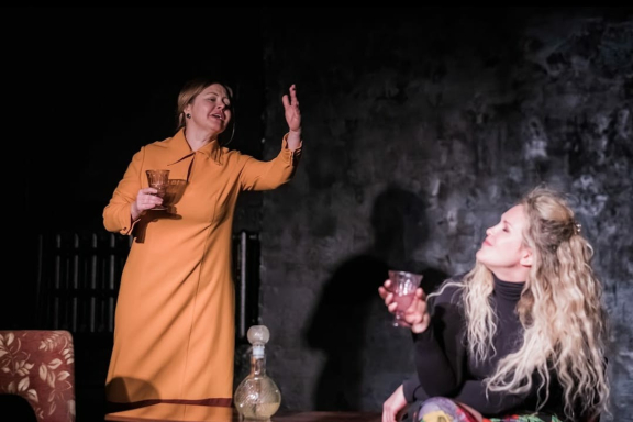 &Mcy;&iecy;&lcy;&ocy;&dcy;&rcy;&acy;&mcy;&acy; &laquo;&Ncy;&iecy; &CHcy;&iecy;&khcy;&ocy;&vcy;&hellip; &Dcy;&vcy;&iecy; &scy;&iecy;&scy;&tcy;&rcy;&ycy;&raquo;